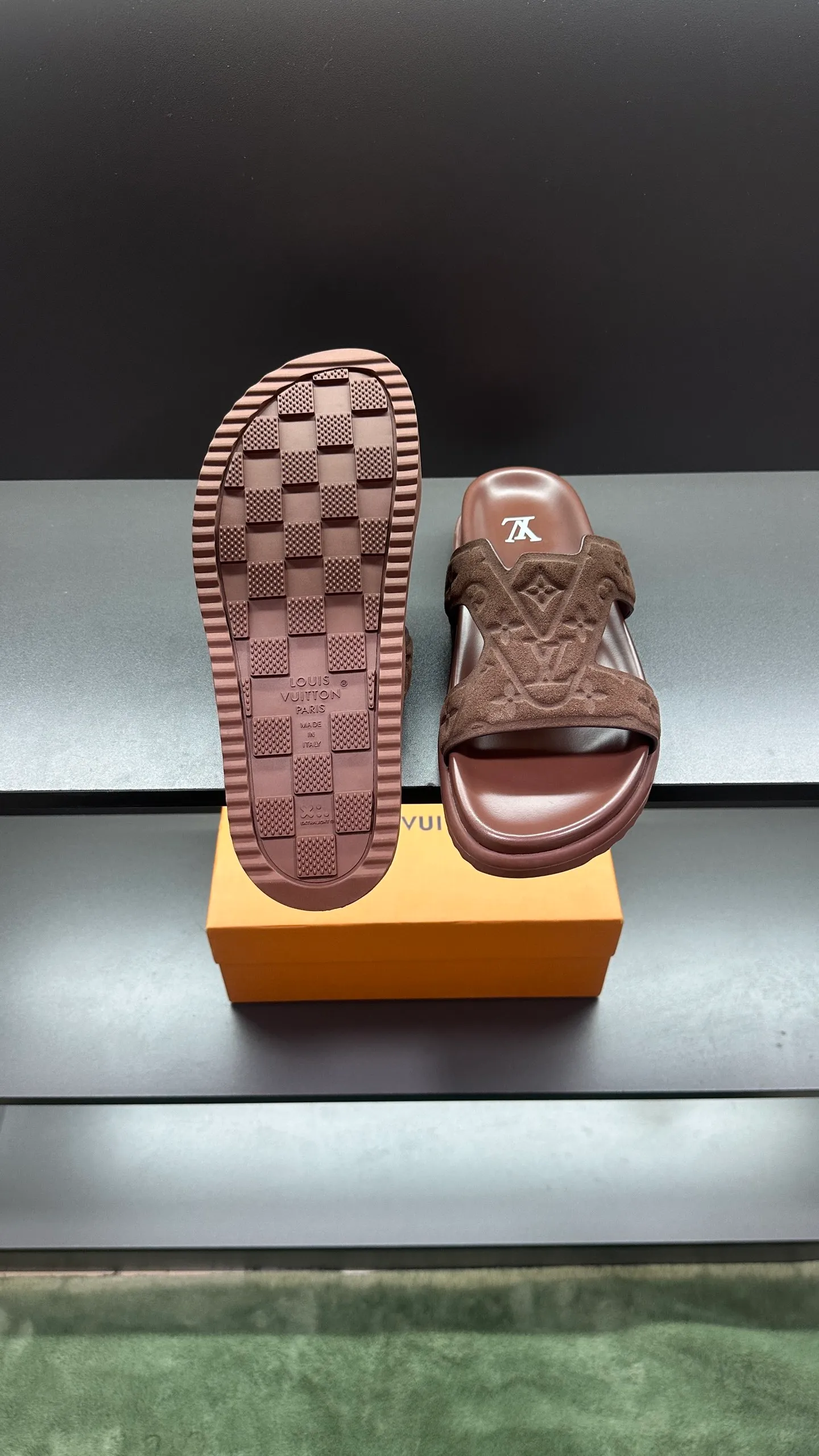 P300 🔍Top purchasing agent LV men's spring and summer slippers counter synchronized. The upper is made of cowhide fabric imported from Italy, with logo graphics and high-quality craftsmanship. The sole is: the original sole provided by the original factory. The exclusive molded sole is super comfortable. The original factory follows the order. 🔍🔍High quality. You can enter and exit the counter at will. Welcome to compare. Size 38-45